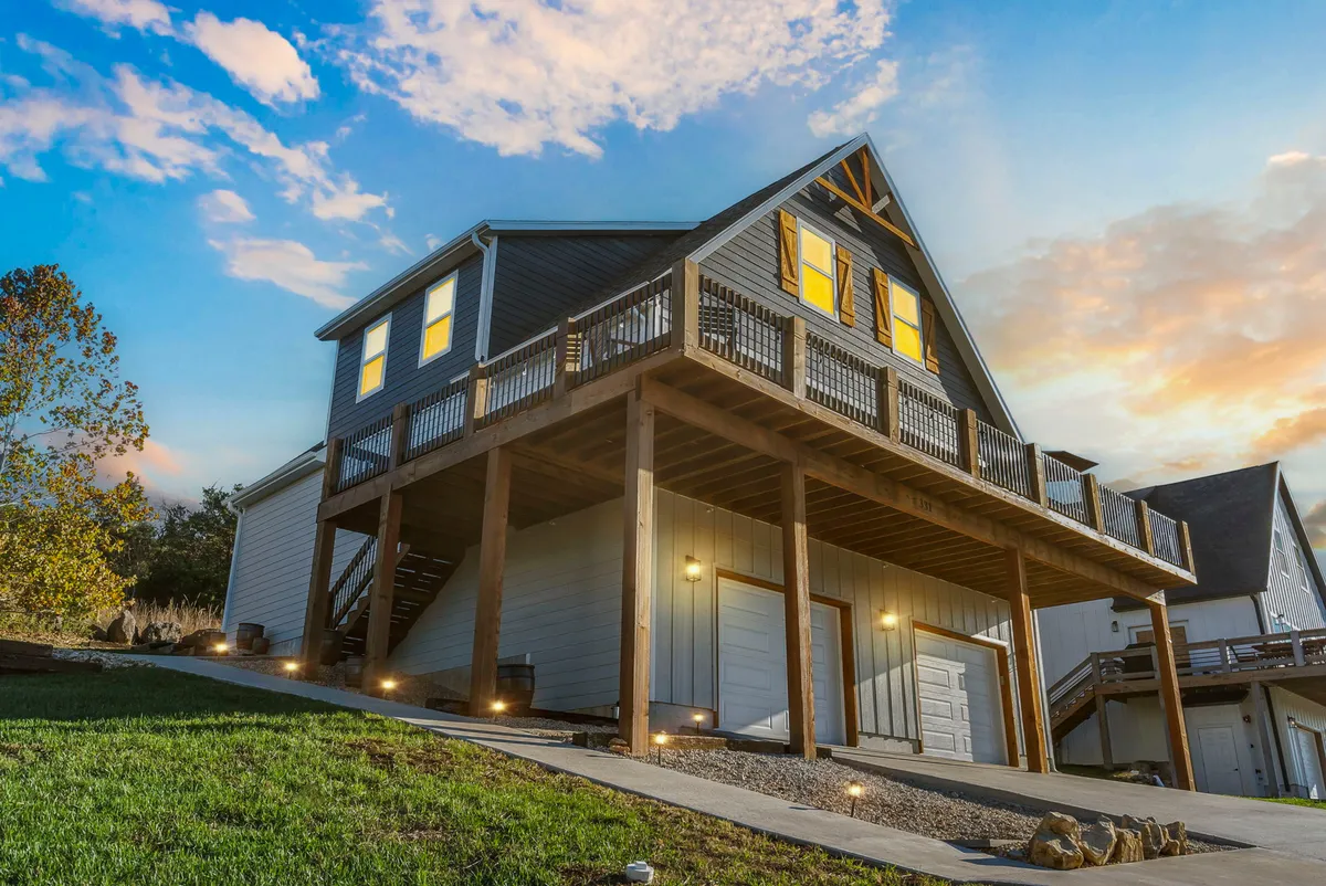 The exterior of the house features a welcoming structure with a balcony and large windows, where groups can gather, relax, and enjoy sunsets. The atmosphere is warm and inviting, suitable for celebrating special moments or unwinding after a day in town.